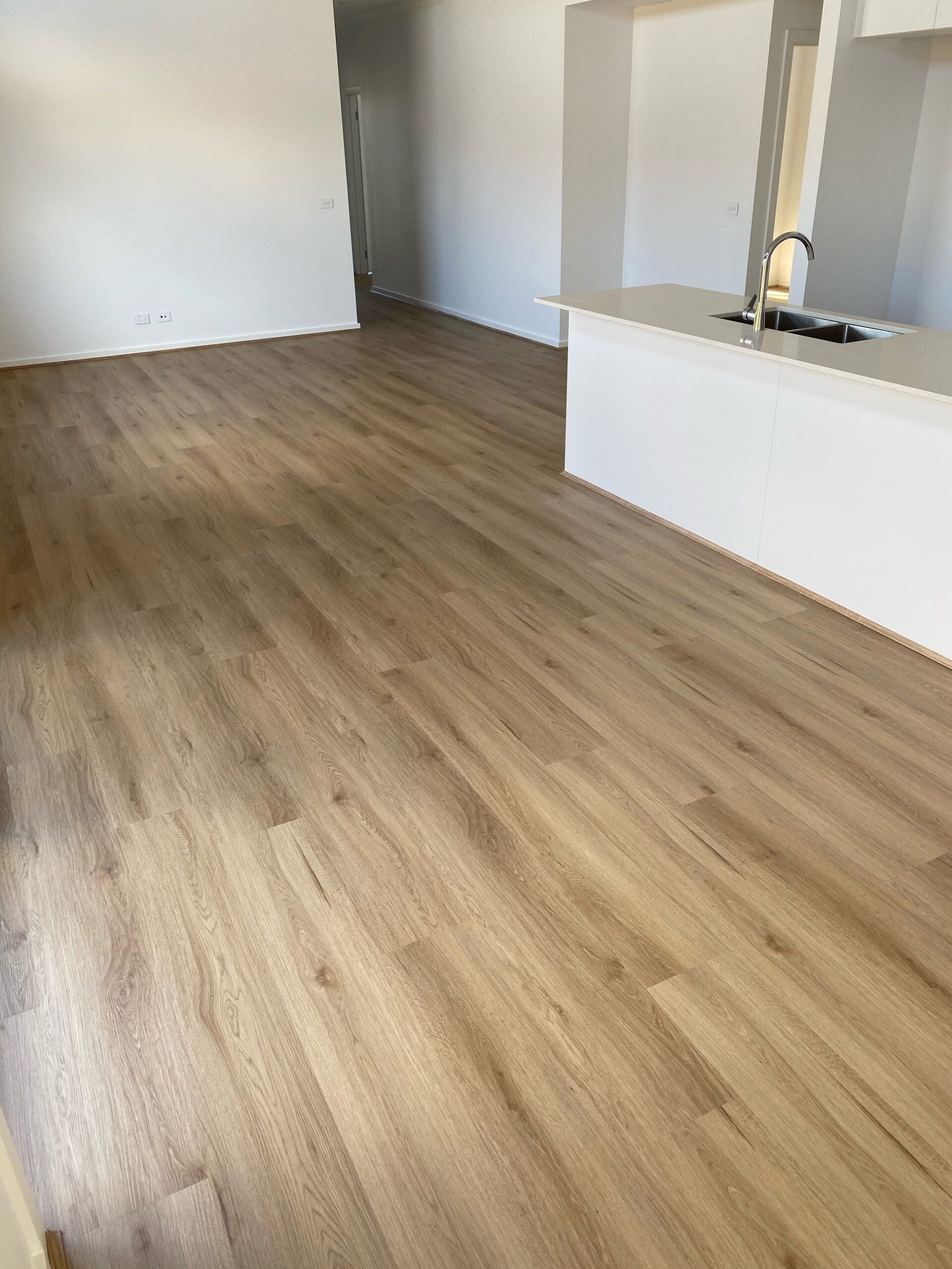 Classic Oak hybrid SPC flooring plank warm honey tan oak 7mm 9mm waterproof 1524x228mm