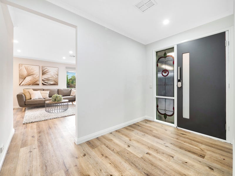 Natural Wild Oak hybrid flooring plank close-up showing Sugar Pie and Mocha grain markings